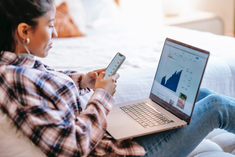 Descubre qué es un ecommerce y por qué es fundamental para el éxito de tu emprendimiento.